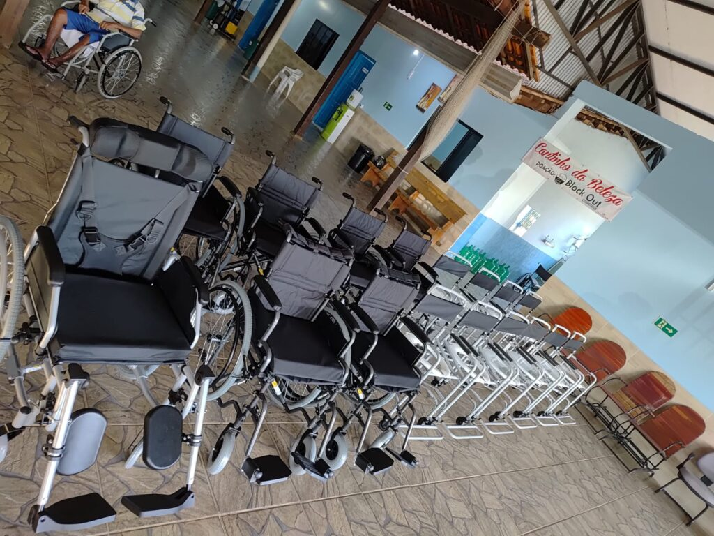 Ato de solidariedade: Loja Maçônica Acácia e GOB-RO entregam 18 cadeiras de rodas e banho à promovida, em benefício dos idosos de Ouro Preto do Oeste e região